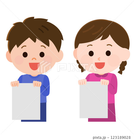 習字 白い紙を見せる男の子と女の子 習字 白い紙を見せる男の子と女の子 123189028