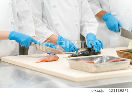 水産加工・鮮魚を捌く作業者・調理スタッフの手元(食品加工・セントラルキッチン・専門学校) 水産加工・鮮魚を捌く作業者・調理スタッフの手元(食品加工・セントラルキッチン・専門学校) 123189271