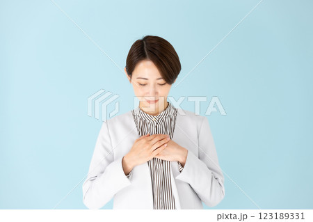 女性　ビジネス　ポートレート　安心 123189331