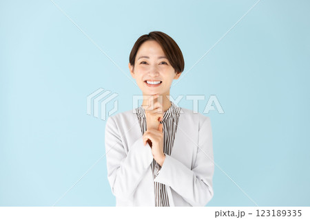 女性　ビジネス　ポートレート　安心 123189335