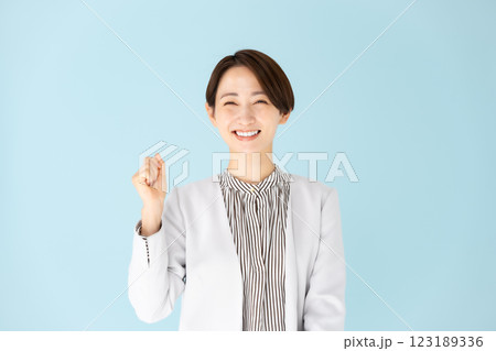 女性　ビジネス　ポートレート　ガッツポーズ 123189336