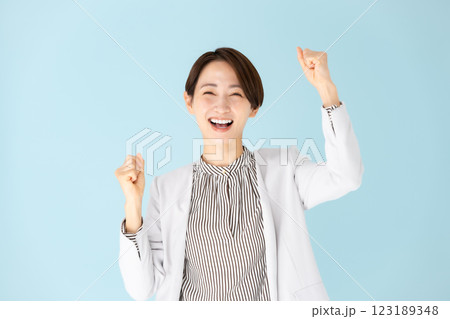 女性　ビジネス　ポートレート　ガッツポーズ 123189348