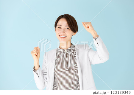 女性　ビジネス　ポートレート　ガッツポーズ 123189349