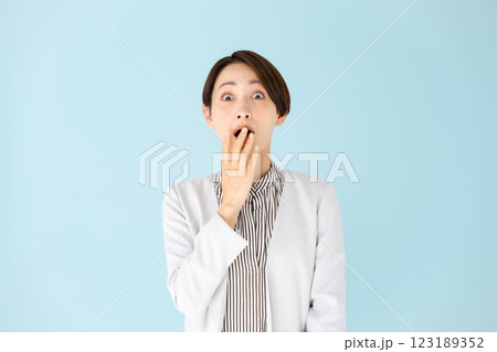 女性　ビジネス　ポートレート　驚く 123189352