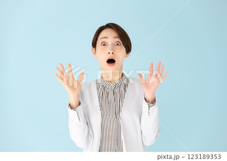 女性　ビジネス　ポートレート　驚く 123189353
