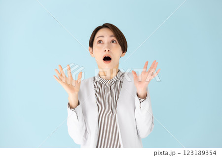 女性　ビジネス　ポートレート　驚く 123189354