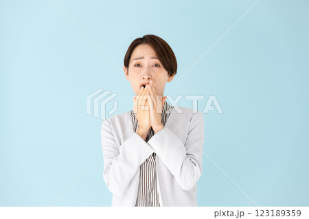 女性 ビジネス ポートレート 驚く 女性 ビジネス ポートレート 驚く 123189359