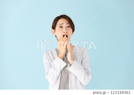 女性　ビジネス　ポートレート　驚く 123189361