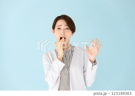 女性 ビジネス ポートレート 驚く 女性 ビジネス ポートレート 驚く 123189363