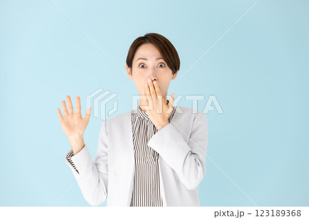 女性　ビジネス　ポートレート　驚く 123189368