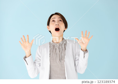 女性 ビジネス ポートレート 驚く 女性 ビジネス ポートレート 驚く 123189374