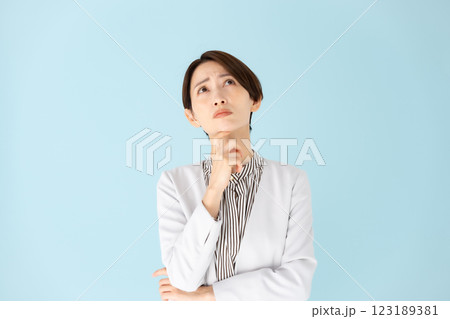 女性　ビジネス　ポートレート　悩む 123189381