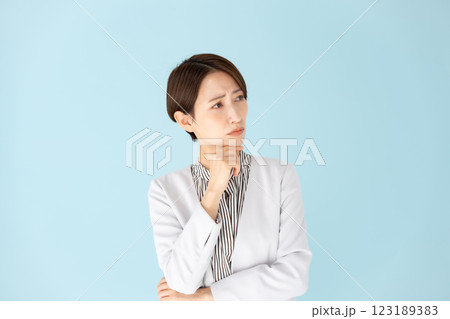 女性　ビジネス　ポートレート　悩む 123189383