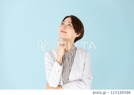 女性 ビジネス ポートレート 悩む 笑顔 女性 ビジネス ポートレート 悩む 笑顔 123189386