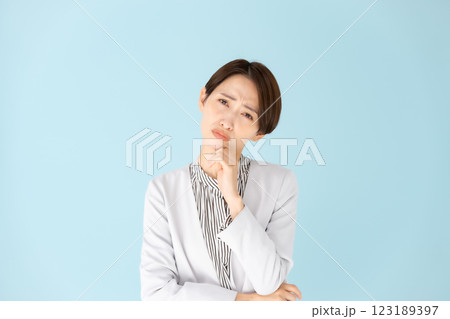 女性　ビジネス　ポートレート　悩む 123189397