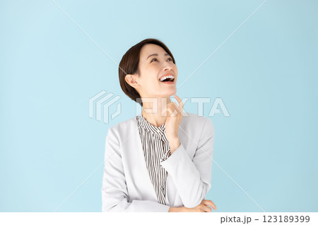 女性 ビジネス ポートレート 悩む 笑顔 女性 ビジネス ポートレート 悩む 笑顔 123189399