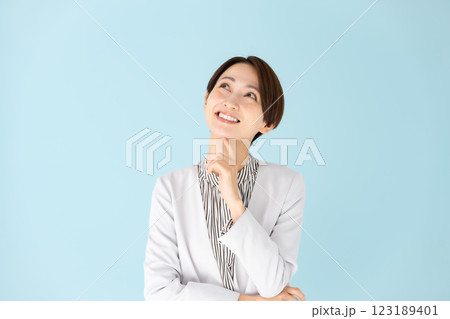 女性 ビジネス ポートレート 悩む 笑顔 女性 ビジネス ポートレート 悩む 笑顔 123189401