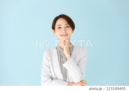 女性　ビジネス　ポートレート　悩む　笑顔 123189405