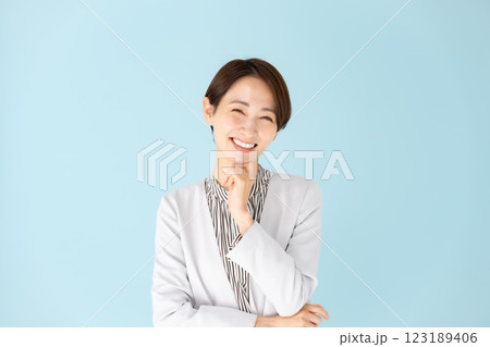 女性 ビジネス ポートレート 悩む 笑顔 女性 ビジネス ポートレート 悩む 笑顔 123189406