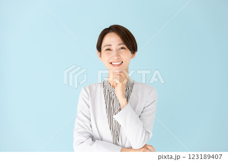 女性 ビジネス ポートレート 悩む 笑顔 女性 ビジネス ポートレート 悩む 笑顔 123189407
