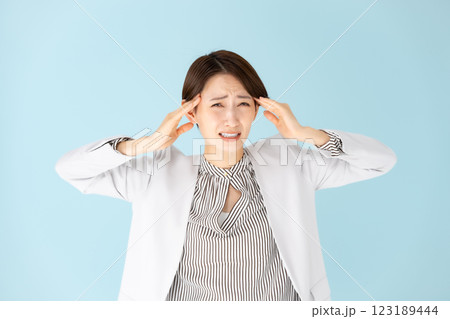 女性　ビジネス　ポートレート　頭を抱える 123189444