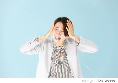 女性 ビジネス ポートレート 頭を抱える 女性 ビジネス ポートレート 頭を抱える 123189449