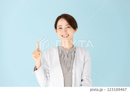 女性　ビジネス　ポートレート　指差し 123189467