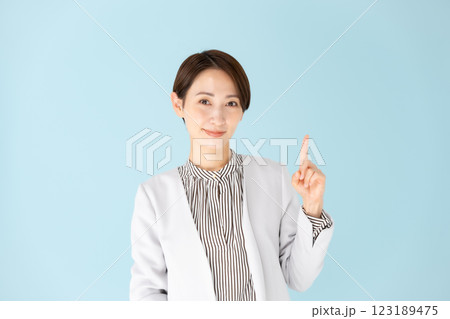 女性 ビジネス ポートレート 指差し 女性 ビジネス ポートレート 指差し 123189475