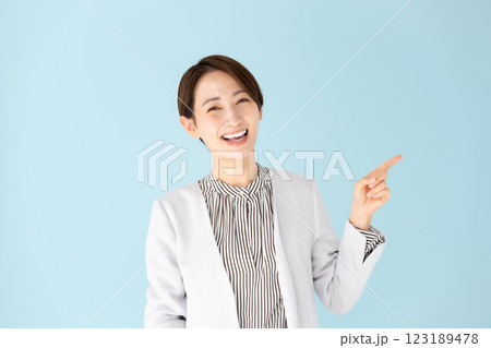女性　ビジネス　ポートレート　指差し 123189478