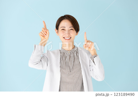 女性 ビジネス ポートレート 指差し 女性 ビジネス ポートレート 指差し 123189490