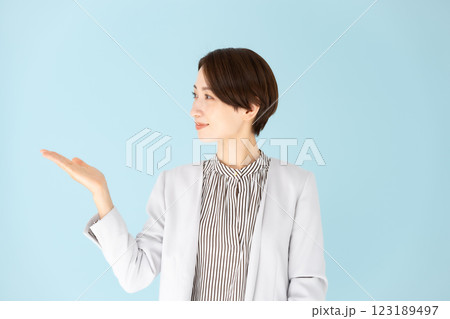 女性 ビジネス ポートレート 手かざし 女性 ビジネス ポートレート 手かざし 123189497