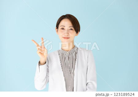 女性 ビジネス ポートレート ピース 女性 ビジネス ポートレート ピース 123189524