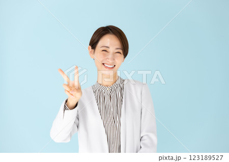 女性　ビジネス　ポートレート　ピース 123189527