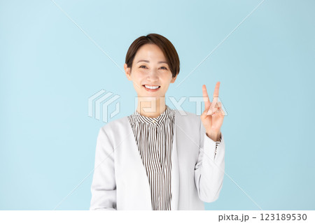 女性 ビジネス ポートレート ピース 女性 ビジネス ポートレート ピース 123189530
