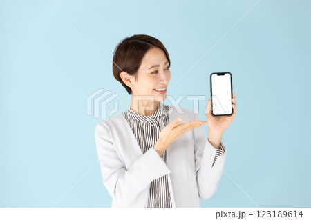 女性　ビジネス　ポートレート　スマホ 123189614