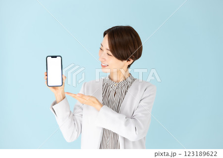 女性 ビジネス ポートレート スマホ 女性 ビジネス ポートレート スマホ 123189622