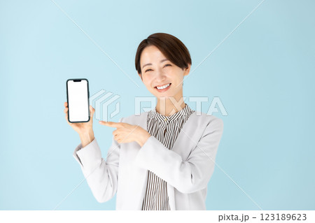 女性 ビジネス ポートレート スマホ 女性 ビジネス ポートレート スマホ 123189623