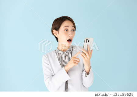 女性　ビジネス　ポートレート　スマホ　驚く 123189629