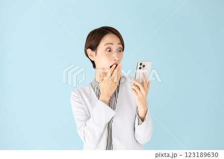 女性　ビジネス　ポートレート　スマホ　驚く 123189630