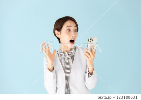 女性　ビジネス　ポートレート　スマホ　驚く 123189631