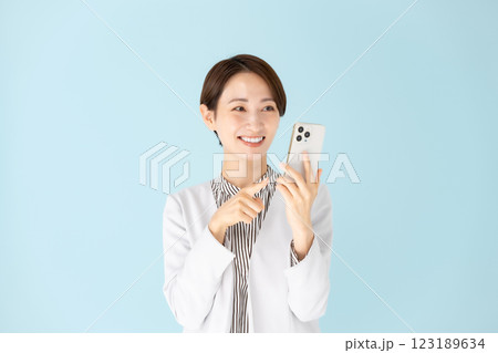 女性　ビジネス　ポートレート　スマホ　驚く　笑顔 123189634