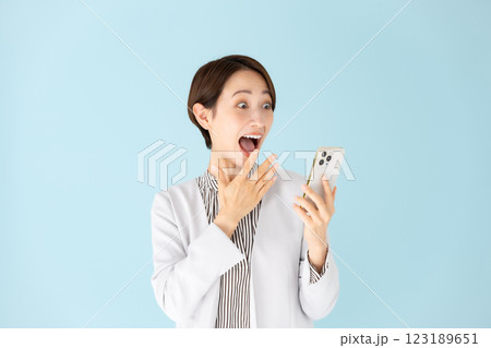 女性　ビジネス　ポートレート　スマホ　驚く　笑顔 123189651