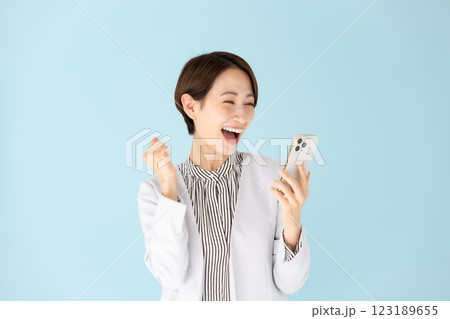 女性 ビジネス ポートレート スマホ 驚く 笑顔 女性 ビジネス ポートレート スマホ 驚く 笑顔 123189655