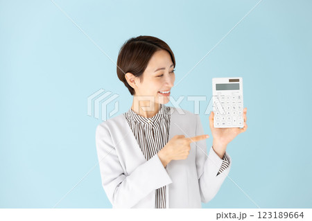 女性　ビジネス　ポートレート　計算機 123189664