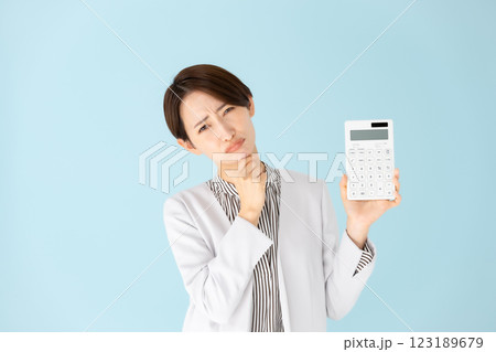 女性 ビジネス ポートレート 計算機 悩む 女性 ビジネス ポートレート 計算機 悩む 123189679