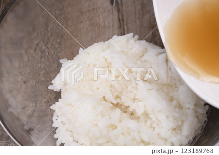 焼き鯖寿司を作る工程レシピ 123189768