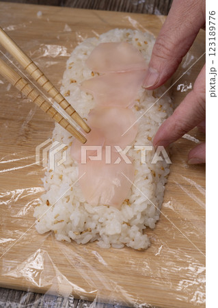 焼き鯖寿司を作る工程レシピ 焼き鯖寿司を作る工程レシピ 123189776