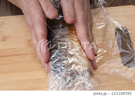 焼き鯖寿司を作る工程レシピ 123189785