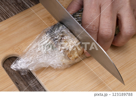 焼き鯖寿司を作る工程レシピ 123189788