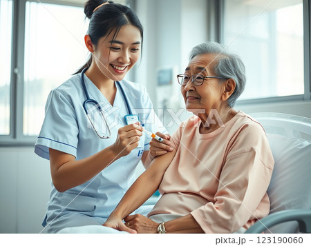 注射をする看護師 123190060